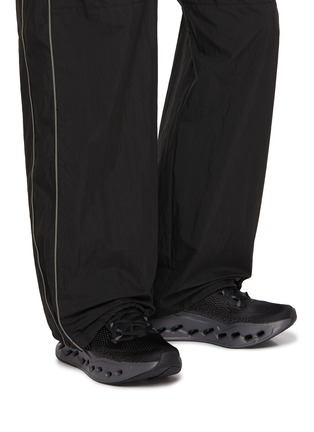模特儿示范图 - 点击放大 - ON - Cloudsurfer Max Low Top Men's Sneakers