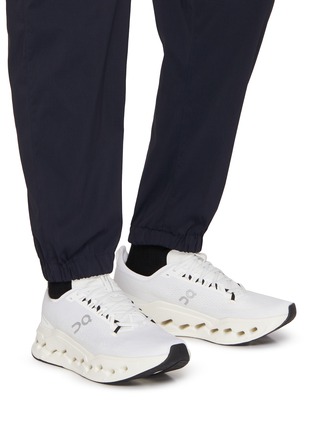 模特儿示范图 - 点击放大 - ON - Cloudsurfer Max Low Top Men's Sneakers