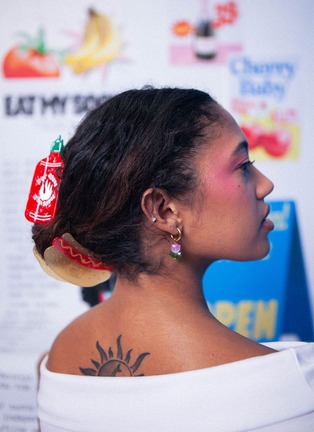 细节 –点击放大 - EAT MY SOCKS - Sriracha Hair Claw