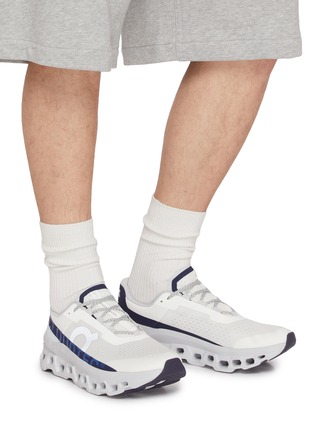 模特儿示范图 - 点击放大 - ON - Cloudmonster Lace Up Men's Sneakers