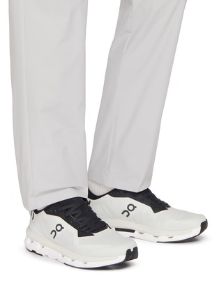 模特儿示范图 - 点击放大 - ON - Cloudzone Low Top Men's Sneakers