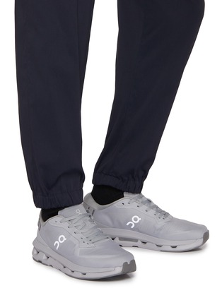 模特儿示范图 - 点击放大 - ON - Cloudzone Low Top Men's Sneakers