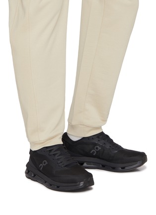 模特儿示范图 - 点击放大 - ON - Cloudzone Low Top Men's Sneakers