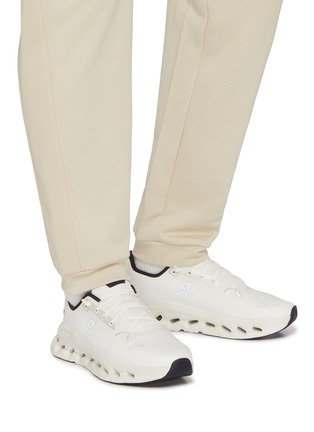 模特儿示范图 - 点击放大 - ON - Cloudtilt Low Top Men's Sneakers