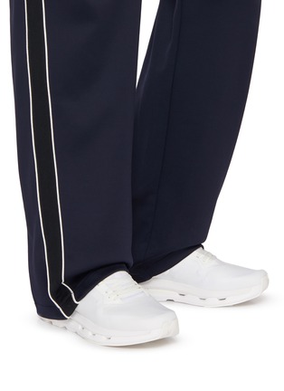 模特儿示范图 - 点击放大 - ON - Cloudzone Low Top Men's Sneakers