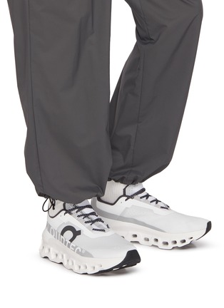 模特儿示范图 - 点击放大 - ON - Cloudmonster Low Top Men's Sneakers