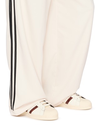 模特儿示范图 - 点击放大 - ADIDAS - X WALES BONNER 男款 SUPERSTAR 系带运动鞋