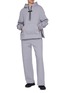 模特儿示范图 - 点击放大 - ON - Focus Tech Hoodie