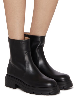 模特儿示范图 - 点击放大 - STUART WEITZMAN - HUDSON LITE 皮革及踝靴