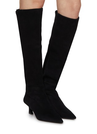 模特儿示范图 - 点击放大 - STUART WEITZMAN - 5050 VINNIE 绒面皮拼接高筒中跟靴