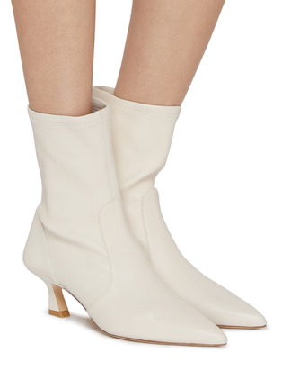 模特儿示范图 - 点击放大 - STUART WEITZMAN - VINNIE 皮革拼接及踝中跟靴