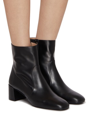 模特儿示范图 - 点击放大 - STUART WEITZMAN - Maeve 50 Suede Ankle Boots