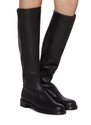 模特儿示范图 - 点击放大 - STUART WEITZMAN - 5050 GISELE 皮革拼接高筒靴