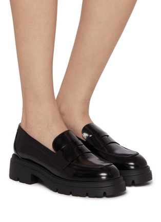 模特儿示范图 - 点击放大 - STUART WEITZMAN - Hudson Lite Leather Loafers