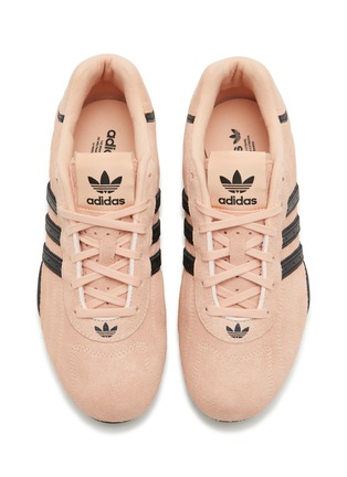 模特儿示范图 - 点击放大 - ADIDAS - 中性款 ADIRACER LO 系带运动鞋
