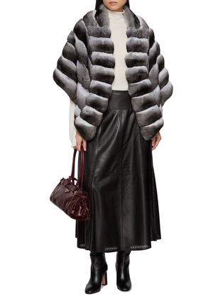 模特儿示范图 - 点击放大 - CHEVITE - Chinchilla Fur Cape