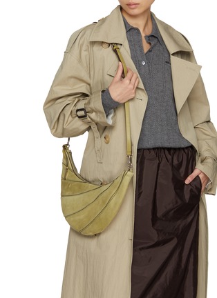 模特儿示范图 - 点击放大 - JOY GRYSON - Small Layer Suede Shoulder Bag