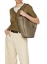 模特儿示范图 - 点击放大 - JOY GRYSON - Large Vase Leather Tote Bag