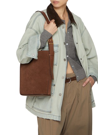 模特儿示范图 - 点击放大 - JOY GRYSON - Crescent Suede Bucket Bag