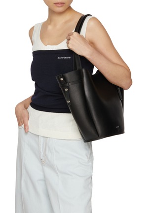 模特儿示范图 - 点击放大 - JOY GRYSON - Large Vase Leather Shopper Bag