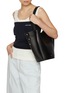 模特儿示范图 - 点击放大 - JOY GRYSON - Large Vase Leather Shopper Bag