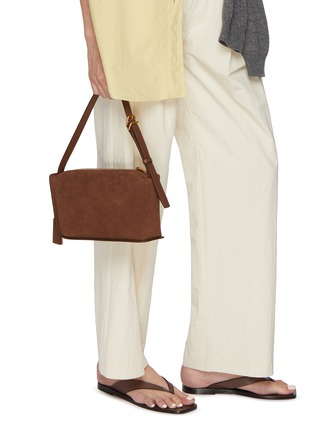 模特儿示范图 - 点击放大 - JOY GRYSON - Crescent Suede Shoulder Bag
