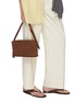 模特儿示范图 - 点击放大 - JOY GRYSON - Crescent Suede Shoulder Bag