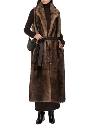 模特儿示范图 - 点击放大 - YVES SALOMON - Sleeveless Shearling Long Gilet