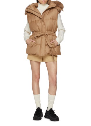 模特儿示范图 - 点击放大 - YVES SALOMON - Fox Fur Trim Hood Wool Silk Puffer Gilet
