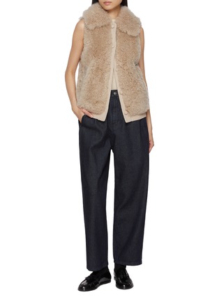 模特儿示范图 - 点击放大 - YVES SALOMON - Sleeveless Curly Lamb Fur Knit Gilet