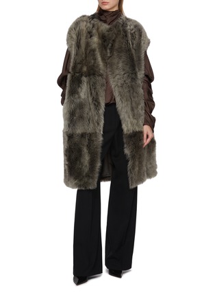 模特儿示范图 - 点击放大 - YVES SALOMON - Chunky Shearling Long Gilet