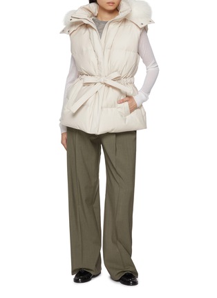 模特儿示范图 - 点击放大 - YVES SALOMON - Fox Trim Hood Wool Silk Puffer Gilet