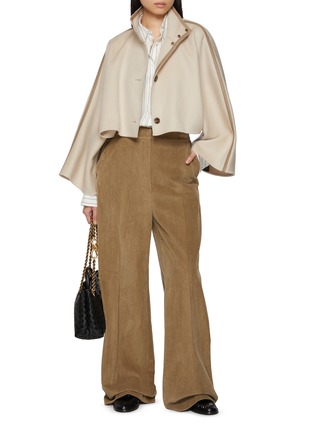 模特儿示范图 - 点击放大 - YVES SALOMON - Cropped Cape Wool Cashmere Jacket