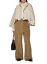 模特儿示范图 - 点击放大 - YVES SALOMON - Cropped Cape Wool Cashmere Jacket