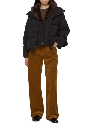 模特儿示范图 - 点击放大 - YVES SALOMON - Mink Bib Hood Technical Puffer Jacket