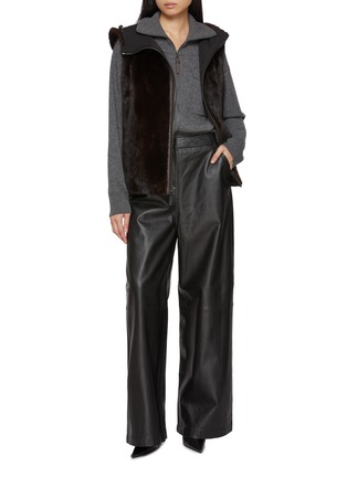 模特儿示范图 - 点击放大 - YVES SALOMON - Mink Fur Trim Technical Zip Up Gilet
