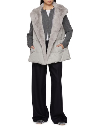 模特儿示范图 - 点击放大 - YVES SALOMON - Rex Fur Trim Light Puffer Gilet