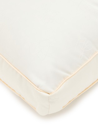细节 –点击放大 - BRINKHAUS - Luxury Lifestyle Medium Iceland Down Box Pillow — Cream