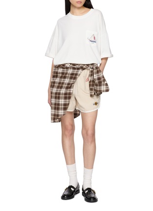 模特儿示范图 - 点击放大 - SUNDAYFRUITMARKET - Boat Embroidered Pocket Cotton T-Shirt