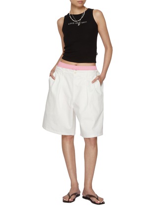 模特儿示范图 - 点击放大 - SUNDAYFRUITMARKET - Sun Pleated Cotton Bermuda Shorts