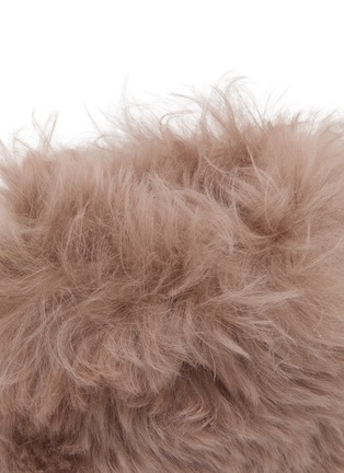 细节 –点击放大 - FJOLLA - Shearling Crossbody Bag