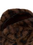 细节 –点击放大 - FJOLLA - Small Faux Fur Zippered Toiletry Pouch — Dark Leopard