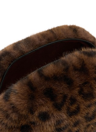 细节 –点击放大 - FJOLLA - Small Faux Fur Zippered Toiletry Pouch — Dark Leopard
