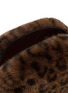 细节 –点击放大 - FJOLLA - Small Faux Fur Zippered Toiletry Pouch — Dark Leopard