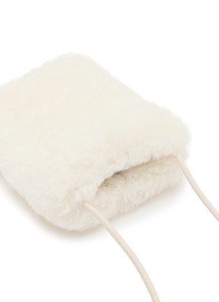 细节 –点击放大 - FJOLLA - Shearling Crossbody Bag