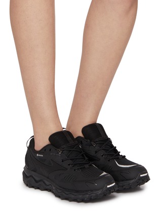 模特儿示范图 - 点击放大 - MIZUNO - Wave Mujin GTX Unisex Sneakers