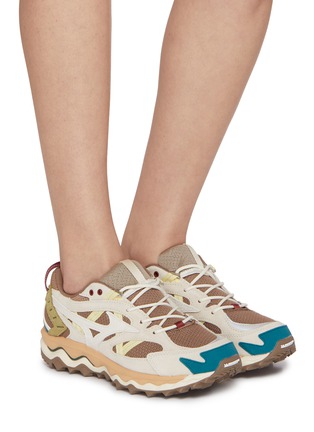 模特儿示范图 - 点击放大 - MIZUNO - Wave Mujin Suede Unisex Sneakers