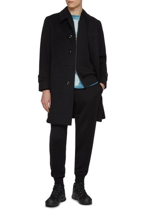 模特儿示范图 - 点击放大 - J∞QUALITY  - Elasticated Centre Press Cashmere Silk Jogger Pants