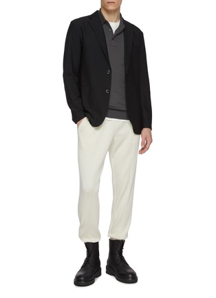 模特儿示范图 - 点击放大 - J∞QUALITY  - Elasticated Centre Press Cashmere Silk Jogger Pants