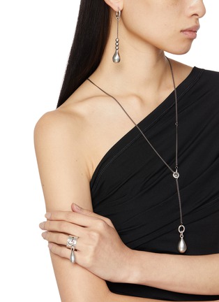 模特儿示范图 - 点击放大 - ANN DEMEULEMEESTER - Tinne Silver Pearl Necklace